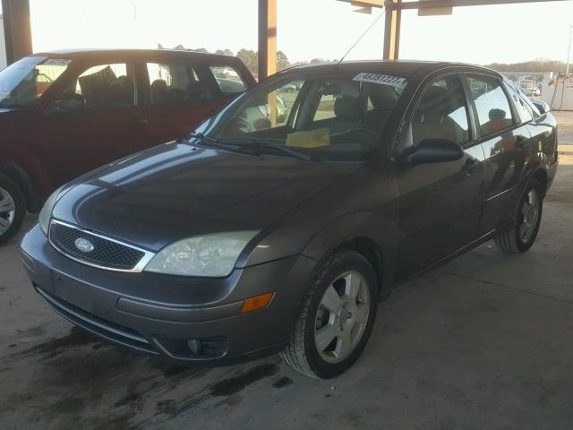 1FAFP34N26W218756 - 2006 FORD FOCUS ZX4 GRAY photo 2