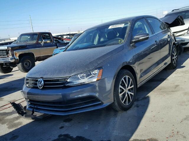 3VWDB7AJ9HM347621 - 2017 VOLKSWAGEN JETTA SE GRAY photo 2