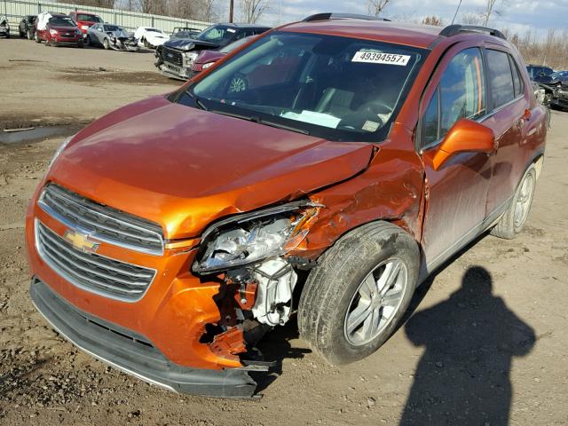 KL7CJLSB5GB593330 - 2016 CHEVROLET TRAX 1LT ORANGE photo 2