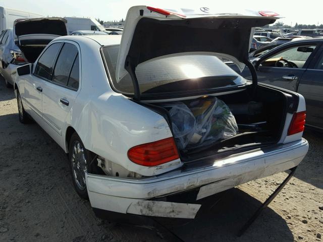 WDBJF65F8WA557405 - 1998 MERCEDES-BENZ E 320 WHITE photo 3