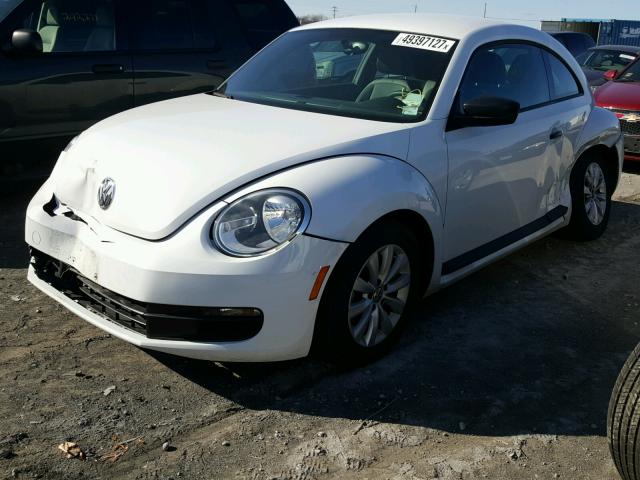 3VWF17ATXFM605395 - 2015 VOLKSWAGEN BEETLE 1.8 WHITE photo 2