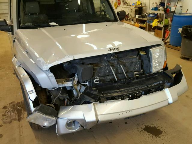 1J8HG58N76C246152 - 2006 JEEP COMMANDER SILVER photo 9