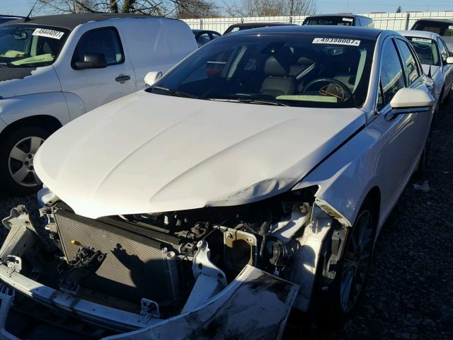 3LN6L2GKXDR811861 - 2013 LINCOLN MKZ WHITE photo 2