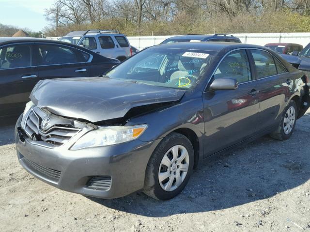 4T1BF3EK7BU193497 - 2011 TOYOTA CAMRY BASE GRAY photo 2