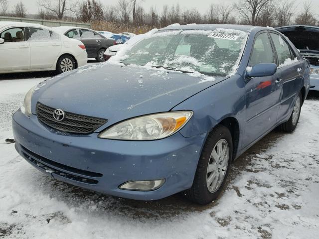 4T1BF32K43U042655 - 2003 TOYOTA CAMRY LE BLUE photo 2