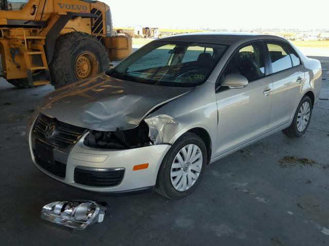 3VWJX7AJ9AM026088 - 2010 VOLKSWAGEN JETTA S SILVER photo 2