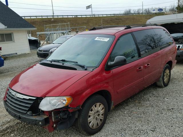 2C4GP44R25R187281 - 2005 CHRYSLER TOWN & COU RED photo 2