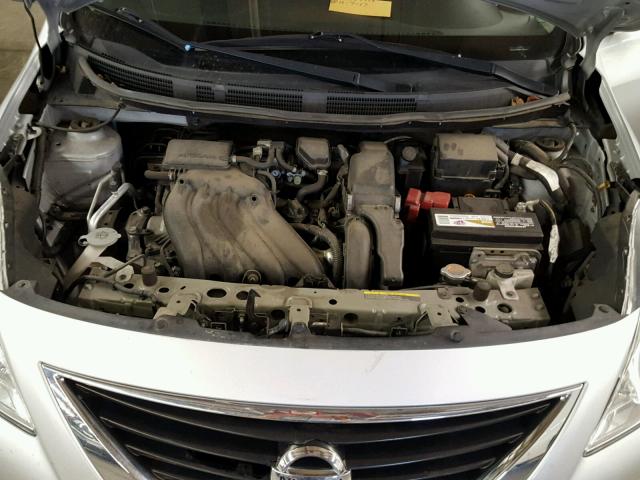 3N1CN7APXCL888009 - 2012 NISSAN VERSA S SILVER photo 7