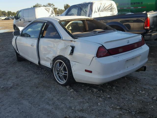 1HGCG3145YA029450 - 2000 HONDA ACCORD LX WHITE photo 3