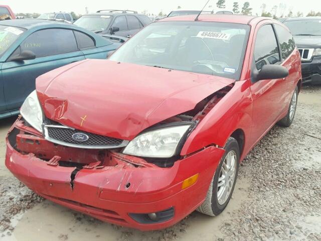 3FAFP31N35R126349 - 2005 FORD FOCUS ZX3 RED photo 2