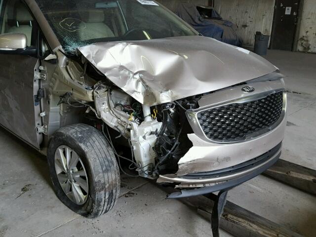 KNDMB5C15G6113334 - 2016 KIA SEDONA LX TAN photo 10