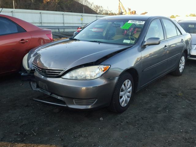 4T1BE32K75U990666 - 2005 TOYOTA CAMRY LE GRAY photo 2