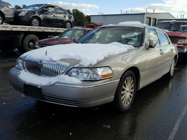 1LNHM81W23Y704470 - 2003 LINCOLN TOWN CAR E BEIGE photo 2