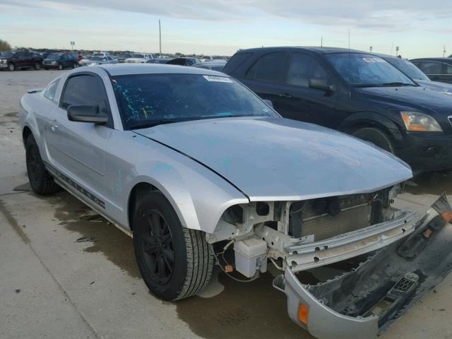 1ZVHT80N585169575 - 2008 FORD MUSTANG SILVER photo 1