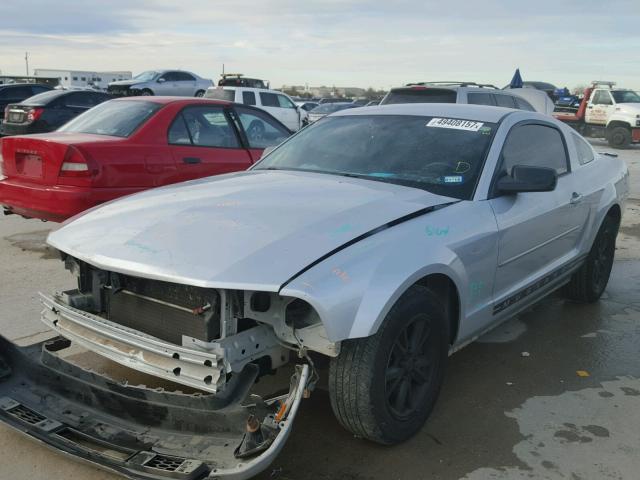 1ZVHT80N585169575 - 2008 FORD MUSTANG SILVER photo 2