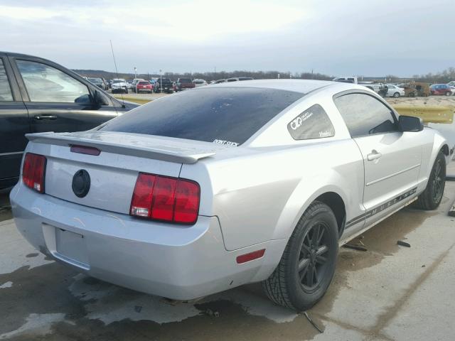 1ZVHT80N585169575 - 2008 FORD MUSTANG SILVER photo 4