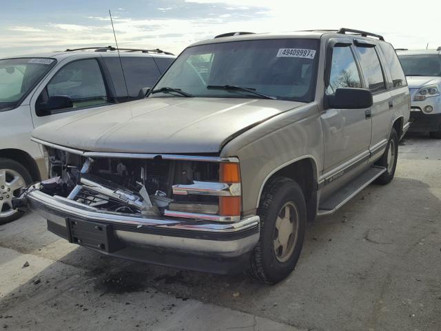 1GNEC13R5WJ357617 - 1998 CHEVROLET TAHOE C150 GOLD photo 2