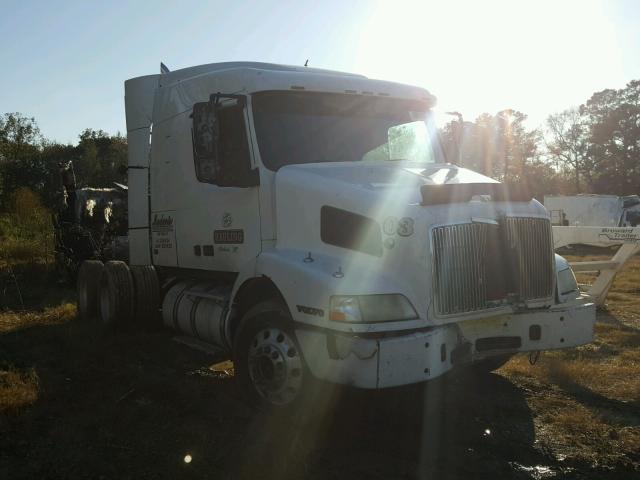 4V4MC9RH22N333851 - 2002 VOLVO VN VNM WHITE photo 1