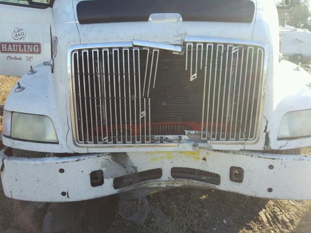 4V4MC9RH22N333851 - 2002 VOLVO VN VNM WHITE photo 9