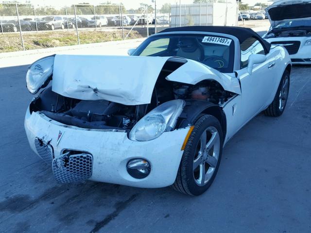 1G2MB35B57Y115622 - 2007 PONTIAC SOLSTICE WHITE photo 2