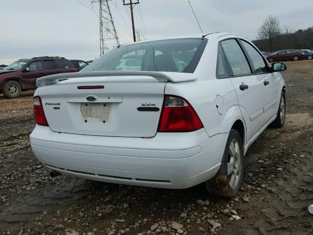 1FAHP34N76W231124 - 2006 FORD FOCUS ZX4 WHITE photo 4