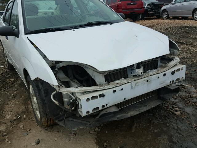 1FAHP34N76W231124 - 2006 FORD FOCUS ZX4 WHITE photo 9