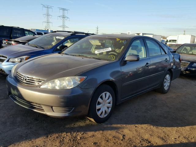 4T1BE32K95U533647 - 2005 TOYOTA CAMRY LE GRAY photo 2