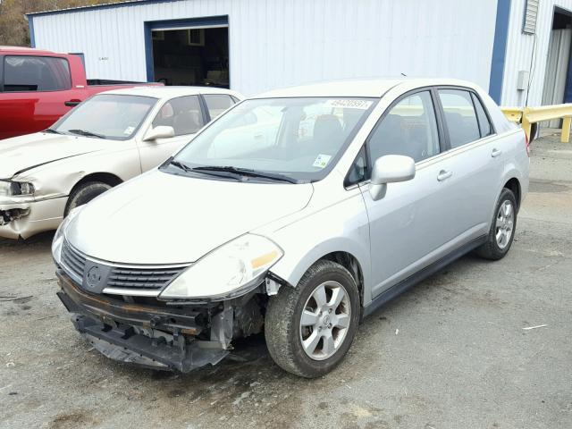 3N1BC11E48L428557 - 2008 NISSAN VERSA S SILVER photo 2