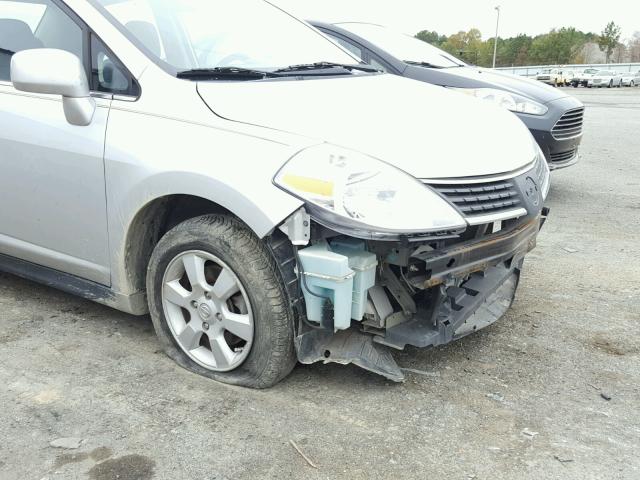 3N1BC11E48L428557 - 2008 NISSAN VERSA S SILVER photo 9