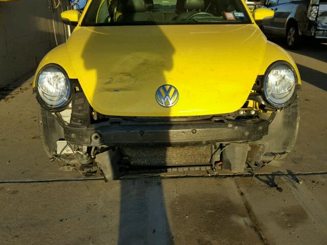 3VWJX7AT0DM675557 - 2013 VOLKSWAGEN BEETLE YELLOW photo 9