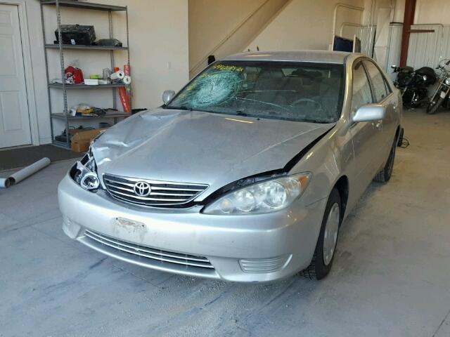 4T1BE32K75U044261 - 2005 TOYOTA CAMRY LE SILVER photo 2