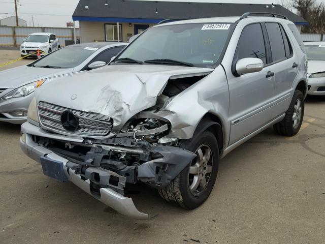 4JGAB57E44A475644 - 2004 MERCEDES-BENZ ML 350 SILVER photo 2