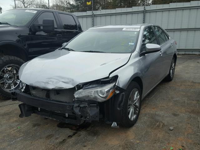 4T1BF1FK4HU737255 - 2017 TOYOTA CAMRY LE 银色 照片 2