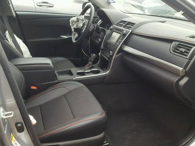 4T1BF1FK4HU737255 - 2017 TOYOTA CAMRY LE 银色 照片 5