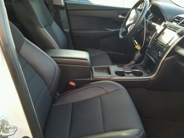 4T1BF1FK4GU235571 - 2016 TOYOTA CAMRY LE თეთრი ფოტო 5