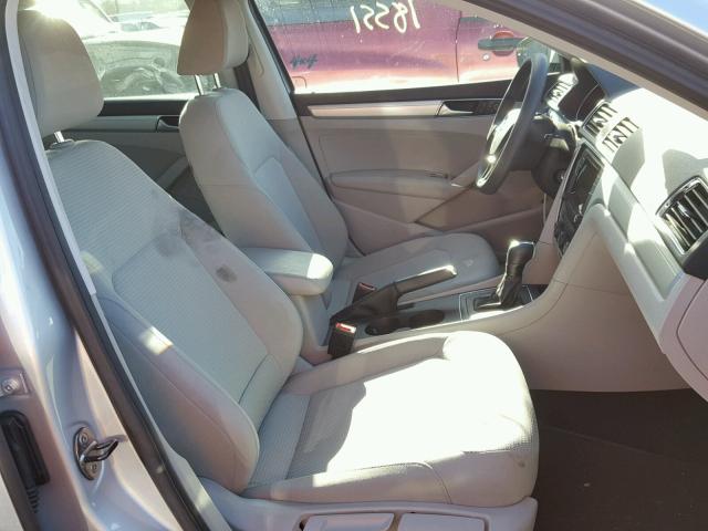 1VWAT7A33GC034114 - 2016 VOLKSWAGEN PASSAT S فضي صورة 5
