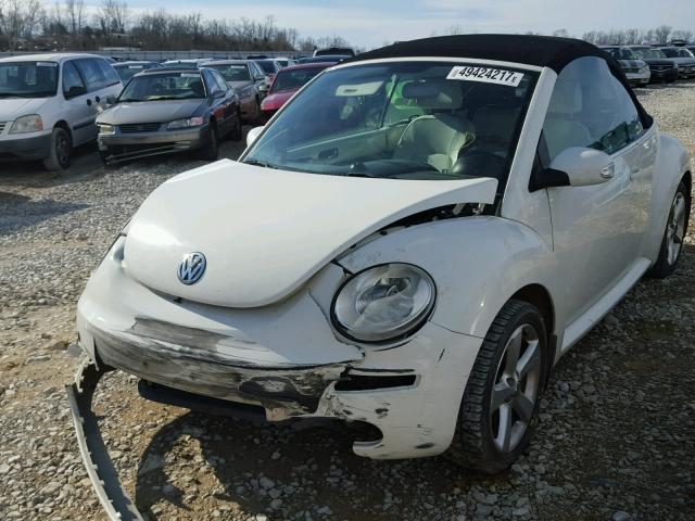 3VWFF31Y87M413299 - 2007 VOLKSWAGEN NEW BEETLE WHITE photo 2