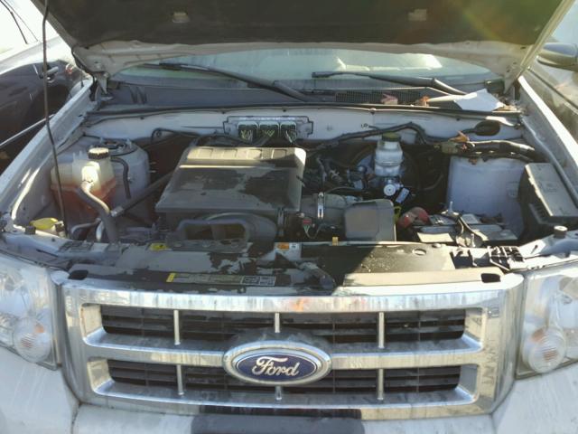 1FMCU0DG2BKC53235 - 2011 FORD ESCAPE XLT WHITE photo 7