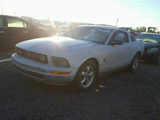 1ZVHT80N095143306 - 2009 FORD MUSTANG SILVER photo 2