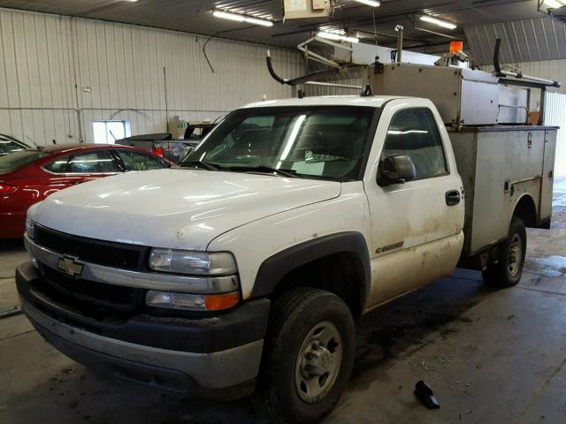 1GBHC24U21E242297 - 2001 CHEVROLET SILVERADO WHITE photo 2