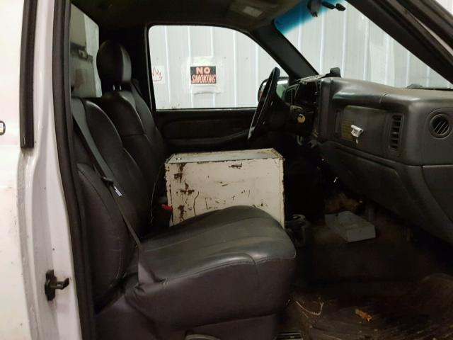 1GBHC24U21E242297 - 2001 CHEVROLET SILVERADO WHITE photo 5