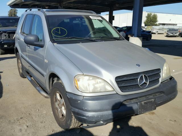 4JGAB54E6XA129877 - 1999 MERCEDES-BENZ ML 320 SILVER photo 1