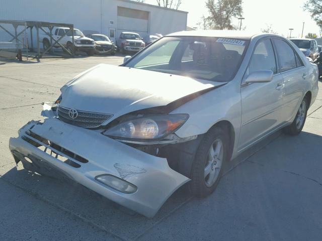 JTDBF32K220072179 - 2002 TOYOTA CAMRY LE ვერცხლისფერი ფოტო 2