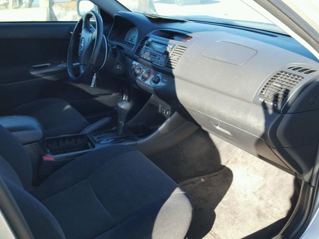 JTDBF32K220072179 - 2002 TOYOTA CAMRY LE ვერცხლისფერი ფოტო 5