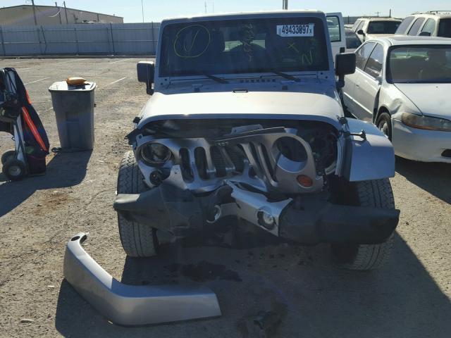 1C4BJWEG6DL657436 - 2013 JEEP WRANGLER U GRAY photo 9