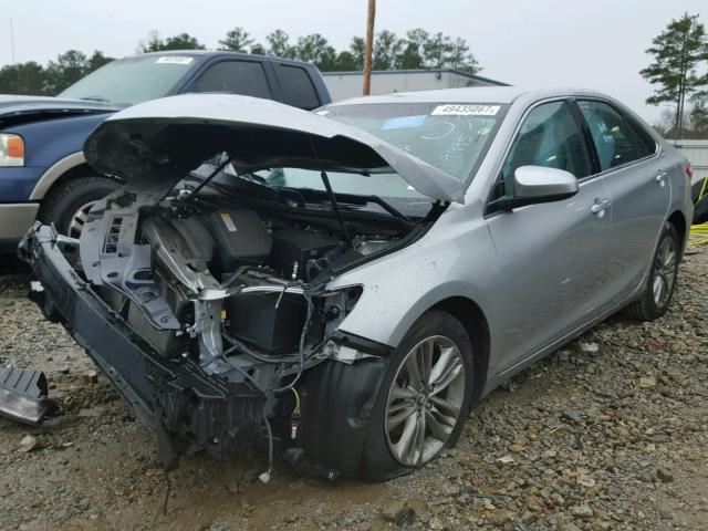 4T1BF1FK6GU589995 - 2016 TOYOTA CAMRY LE ვერცხლისფერი ფოტო 2