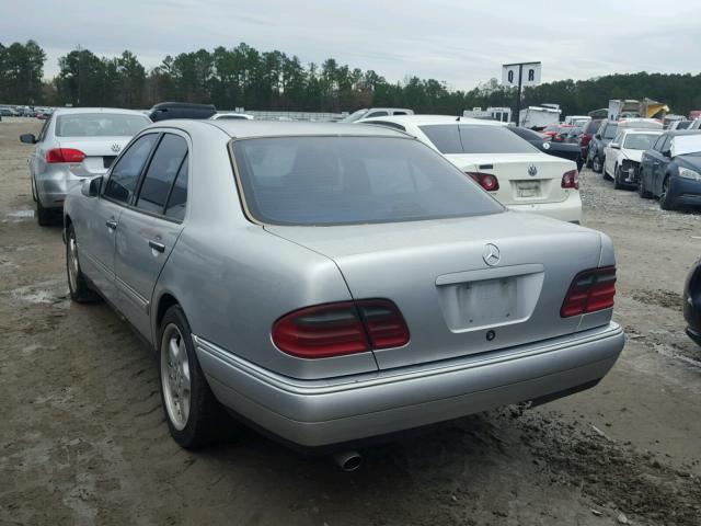 WDBJF65F4WA665049 - 1998 MERCEDES-BENZ E 320 SILVER photo 3