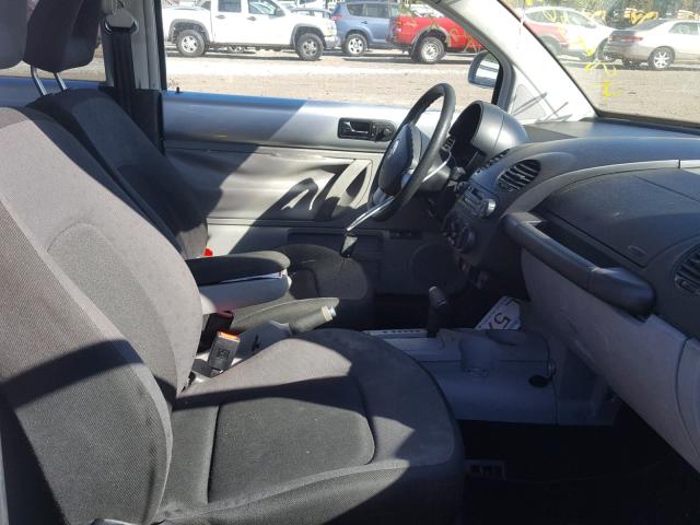 3VWCC21C6YM426290 - 2000 VOLKSWAGEN NEW BEETLE 银色 照片 5