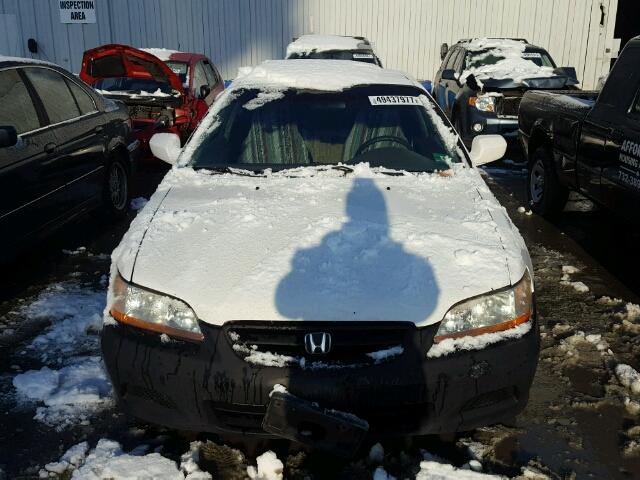 1HGCG32641A024634 - 2001 HONDA ACCORD LX WHITE photo 9