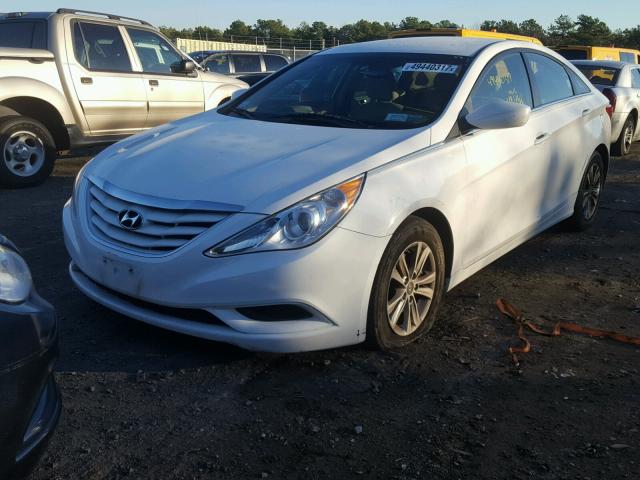 5NPEB4AC1DH648732 - 2013 HYUNDAI SONATA GLS WHITE photo 2